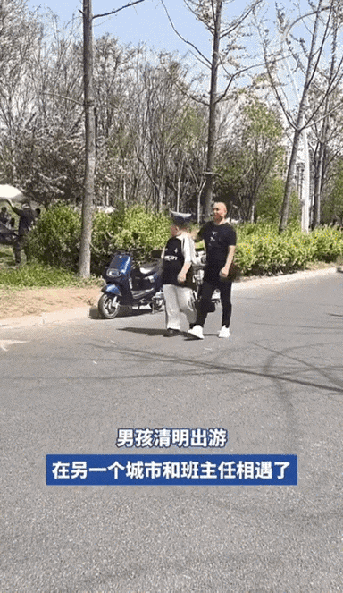 笑不活了！河南，一位老师，趁着假期出门散心，正拿着手机拍风景呢，镜头里突然走进来