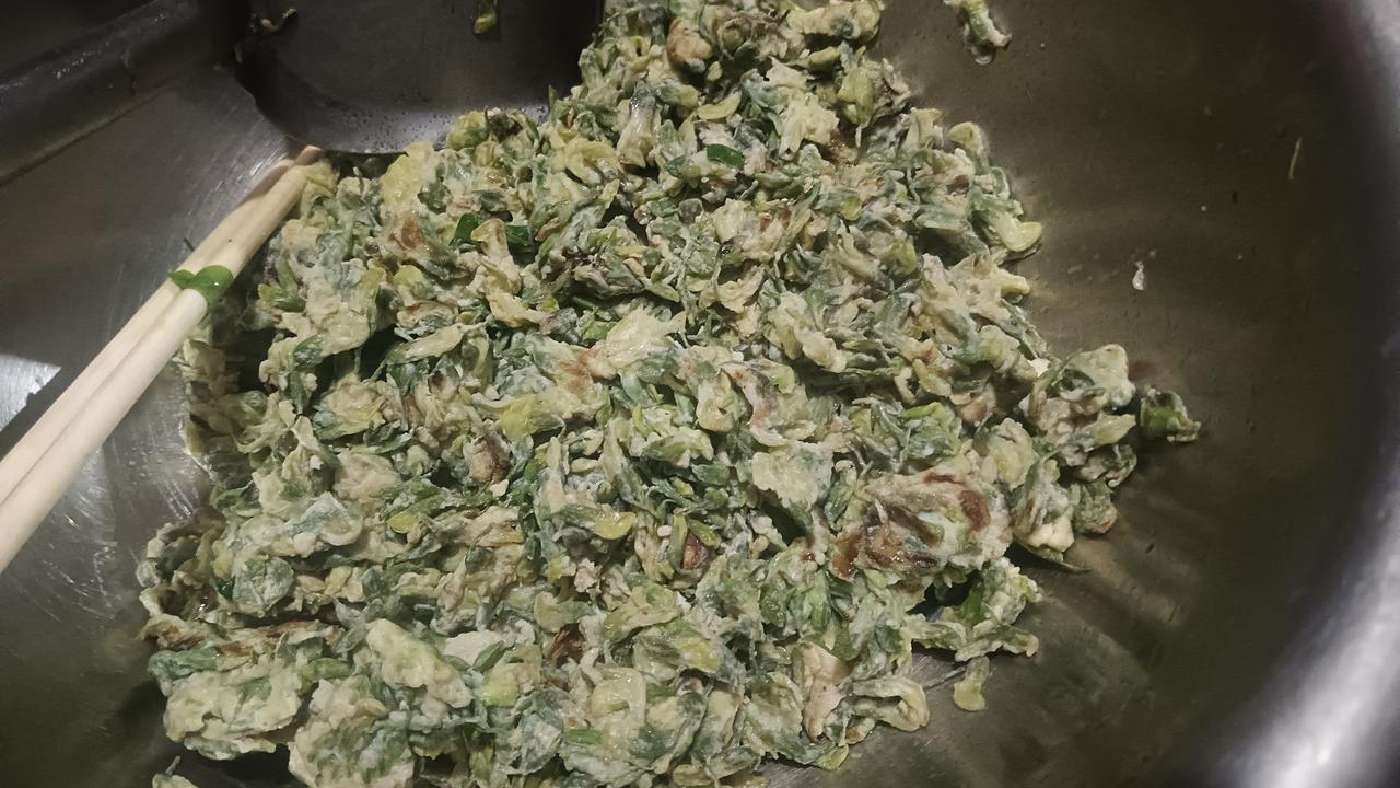 又到槐花开，我竹竿上绑着镰刀去摘槐花了。摘好了槐花，我累坏了，小孙子闹着非要