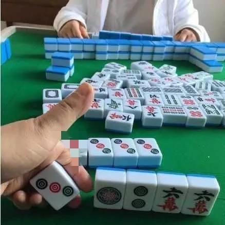 打麻将前有的事不能做，不信邪不行我们三五个朋友经常约着打牌，大家都是好多年的老