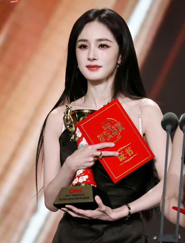 杨幂这次拿奖，给所有流量明星提了个醒。你可以有粉丝，可以有话题，可以天天上