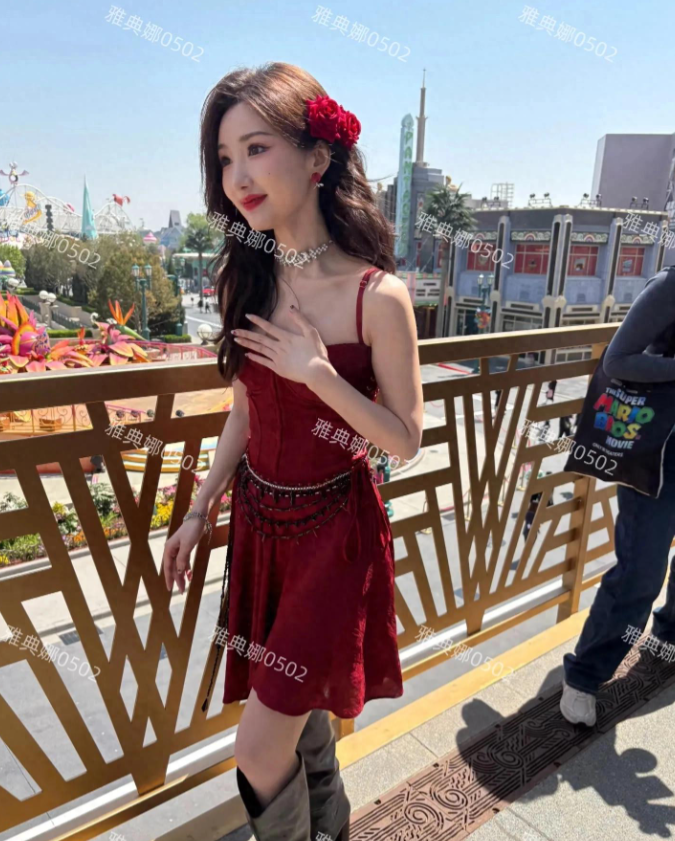 一身大红裙头戴大红花跳拉丁舞的毛晓彤太美了，又甜又辣热情奔放