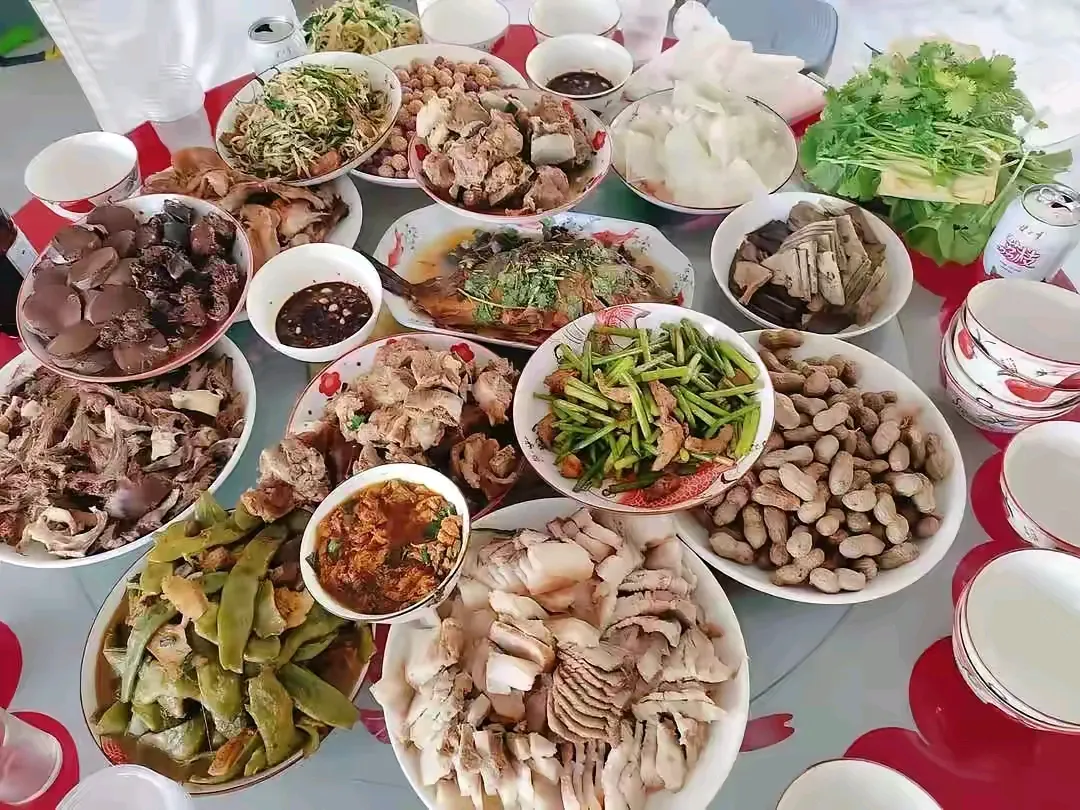 这一桌菜都是硬菜，但是我总感觉少了点什么！大家觉得少了什么？