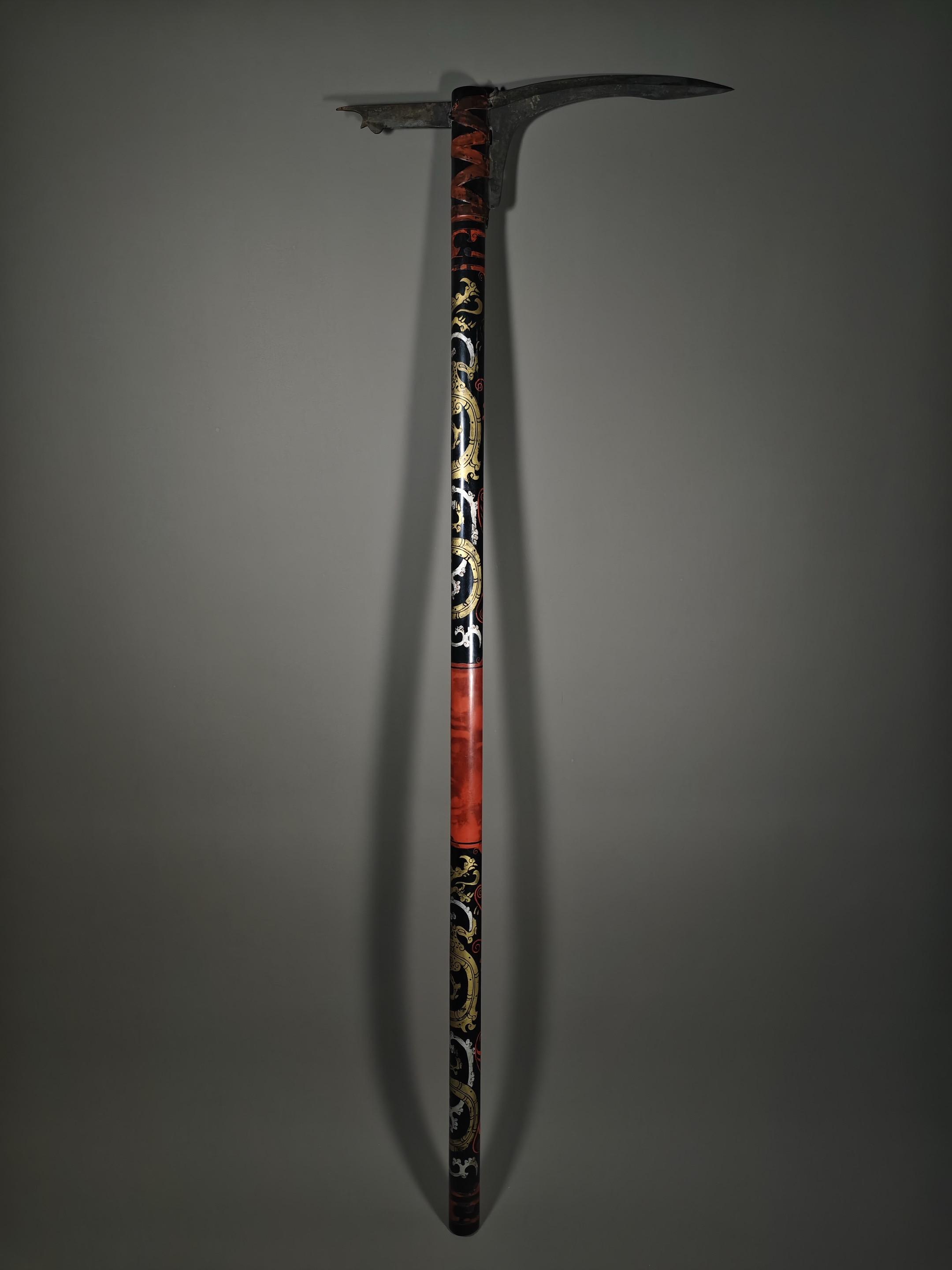 错金铭文戈漆器手柄。整件戈头采用青铜范铸工艺制成，器壁厚重均匀，金属质...