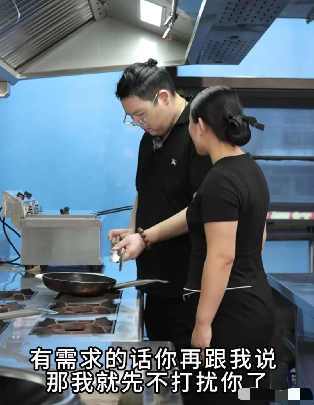 向佑到酒店后厨做饭，穿厨师服梳大背头，端盘子的手抖的很厉害，网友：躯体化严重……虽然向佐一再强调，觉
