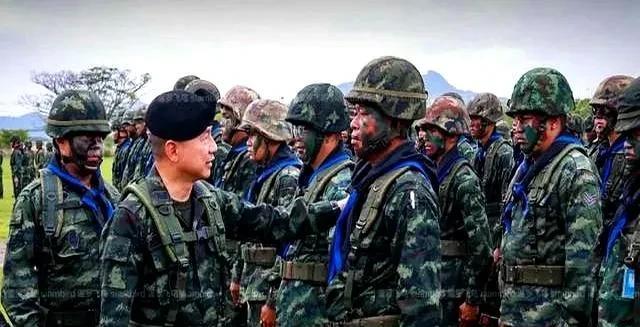 他被佩通坦称为“疯子”、“泰国政府的敌人”，他就是泰国第二军区司令本辛·帕卡朗，