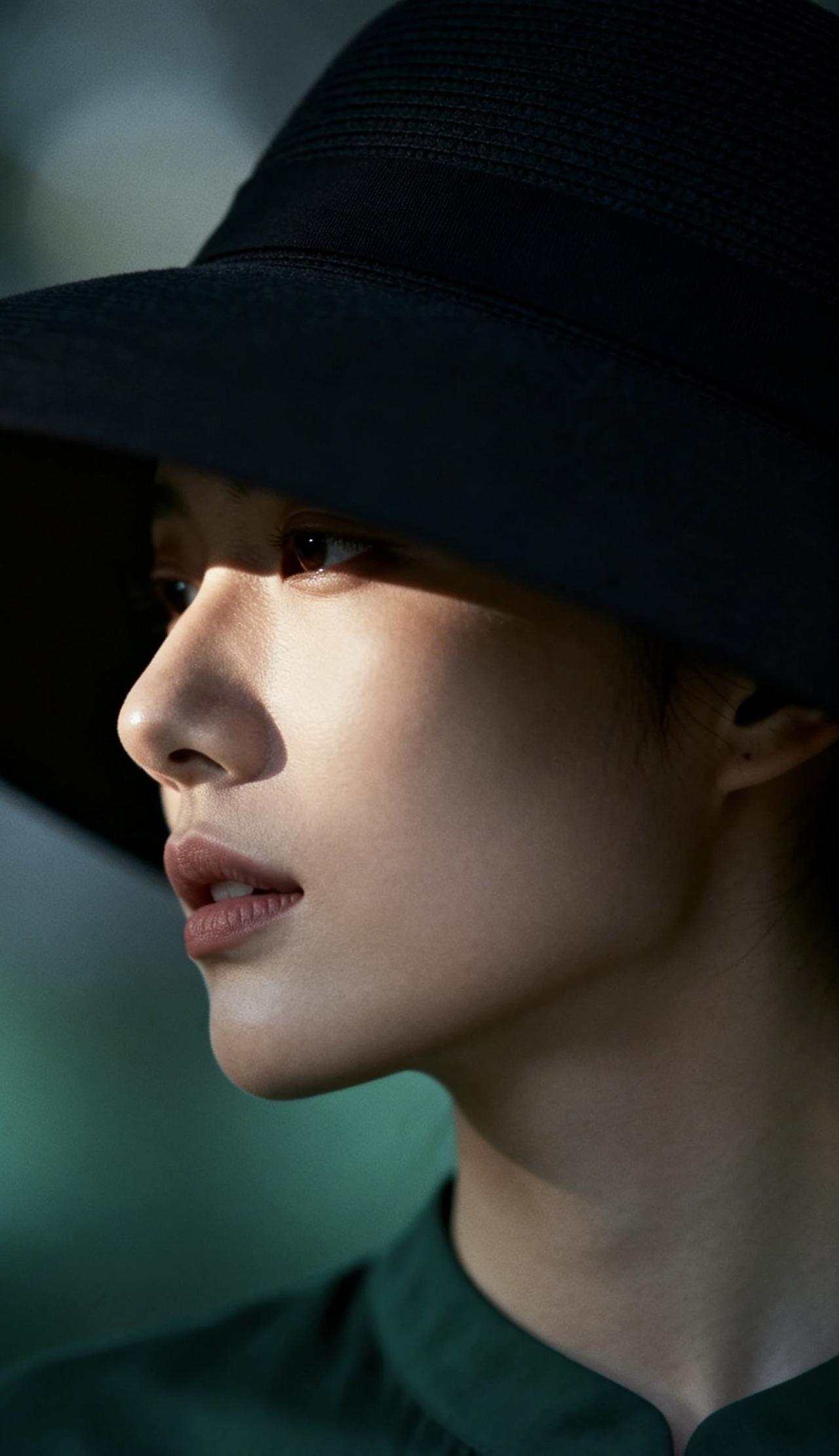 精美壁纸（718）🌈📝特写镜头聚焦中国年轻女生，戴着黑色宽檐帽，帽檐遮住双