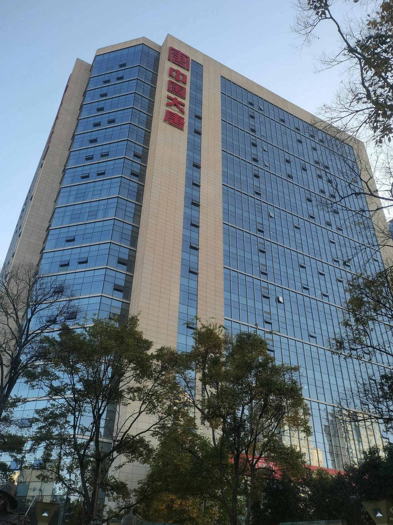 位于广福路上与盘龙江边交叉口的这幢楼是中国大唐的云南总部大楼，这个楼是卖过来的吧