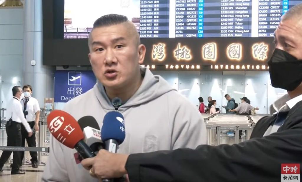 馆长公开12天行程。中午时分，“馆长”在桃园机场接受媒体联合采访时透露，此次他将