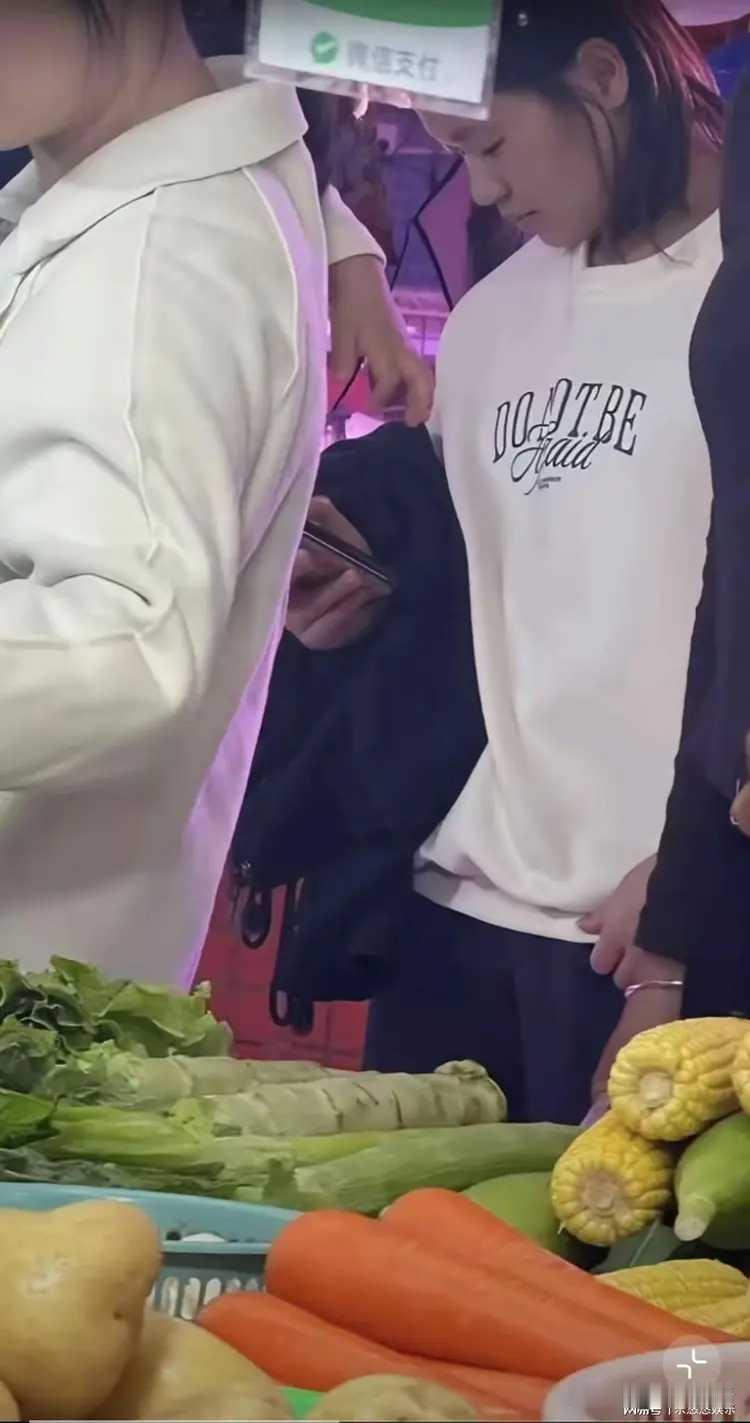 全红婵从新疆滑雪回来，有网友在在菜市场遇见她独自一人买菜。按说，她在训练期间应