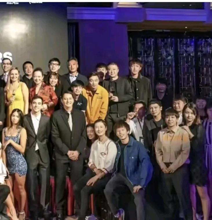 在这张众多运动员和教练的照片当中，你能快速找出王曼昱吗？反正我是看到了。尽管她站