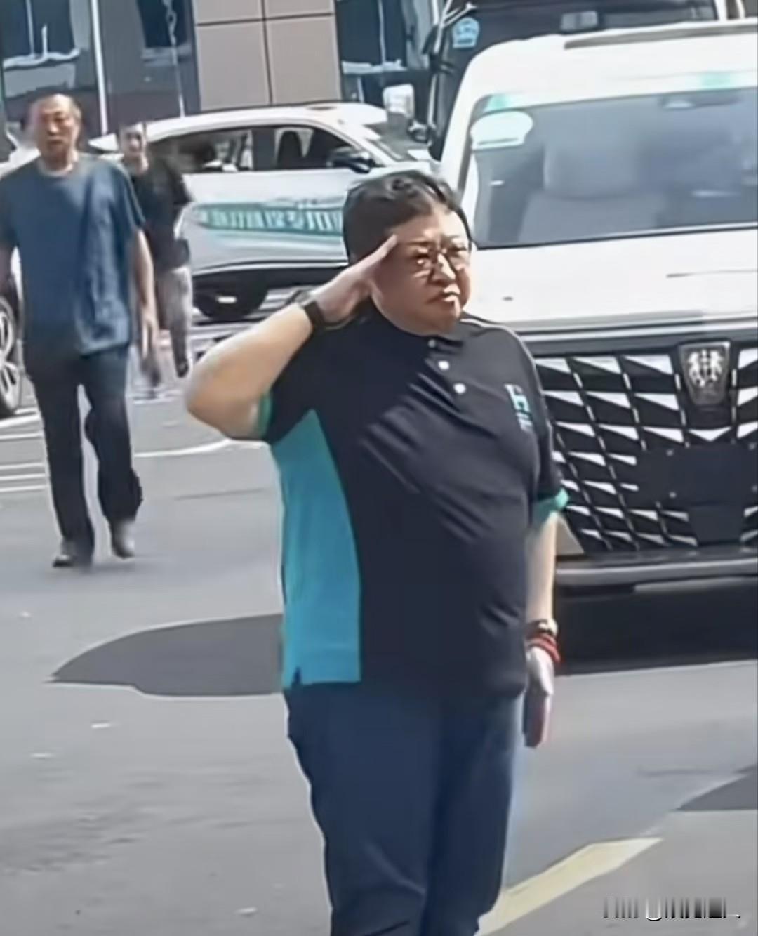 韩红这个人，你很难用一句话说清楚。喜欢她的人，说她真性情，做慈善不要命。不喜