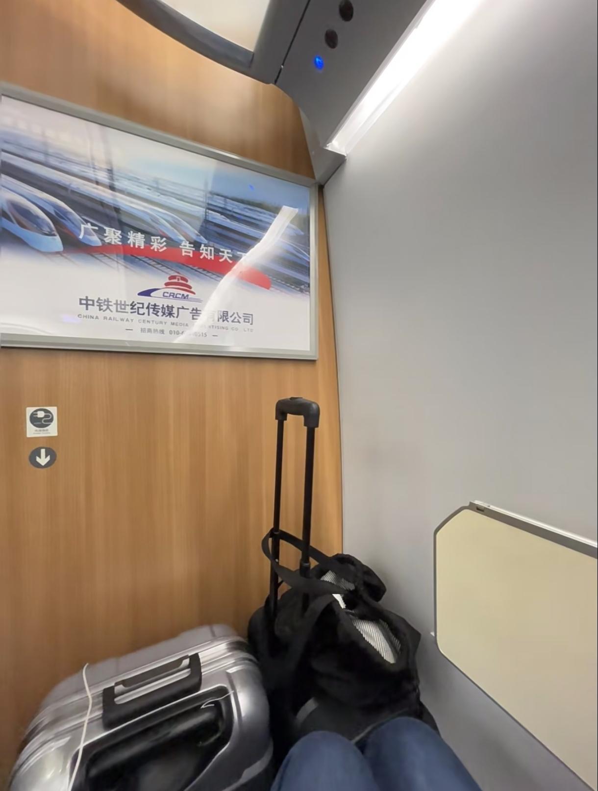 那位花200多买一等座却面对墙壁的乘客可能没料到，他随手发的帖子能让12306改