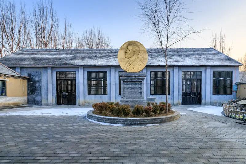 莫言是个极具特色的作家。他是中国当代文学的巅峰级人物，获过诺贝尔文学奖和茅盾文学