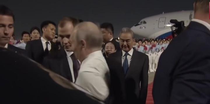 普京这回落地北京，那股子紧绷劲儿全没了，满脸写着惬意，活脱脱来“休假”的老友。