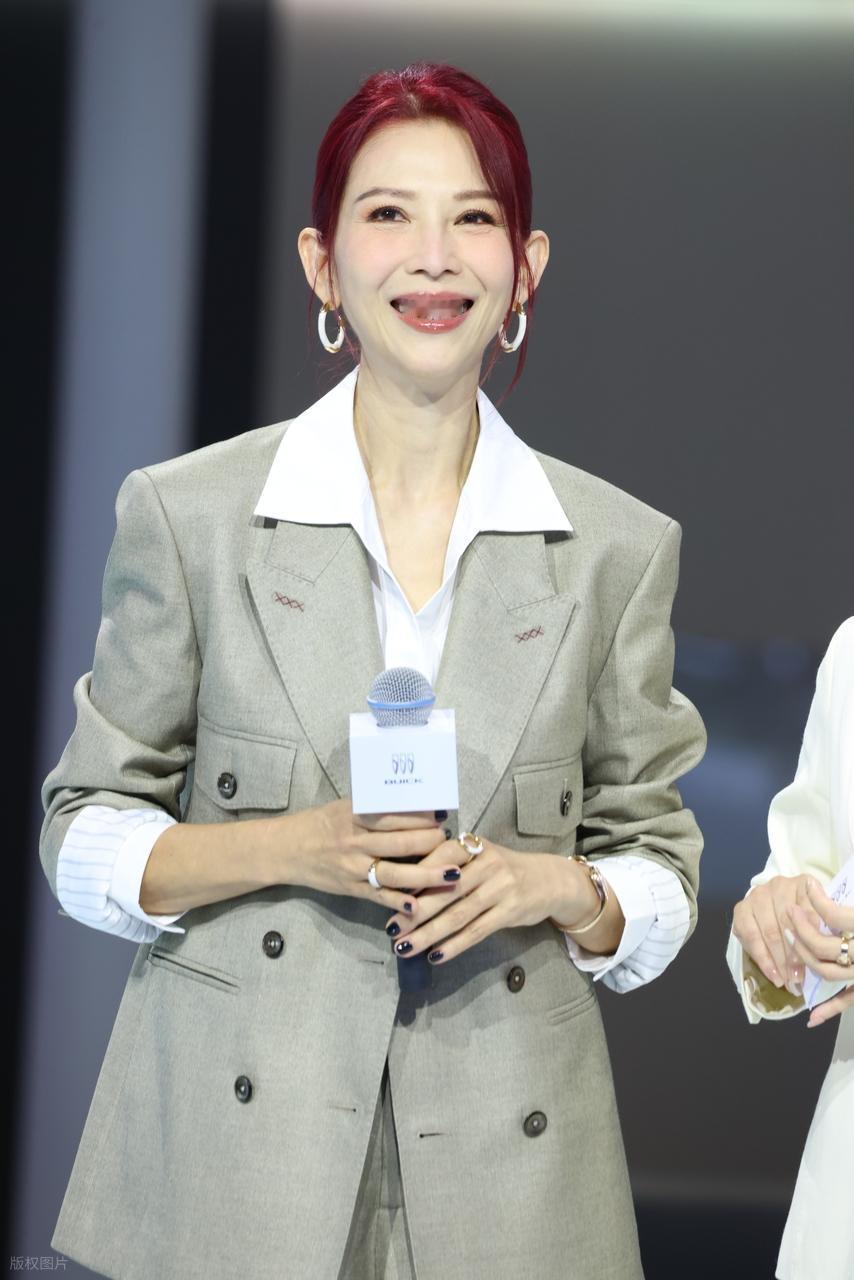 最近蔡少芬在广州出席时尚活动，她这回搭配的很有干练范儿，气质特别的出众，看起来也