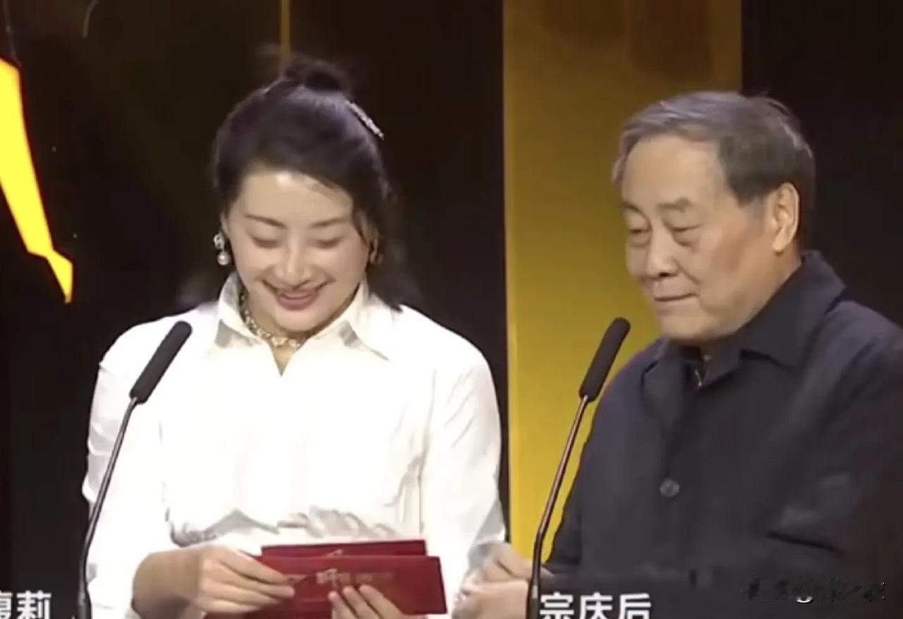 我记得图一的这个镜头，颁奖典礼时，老宗要读一个获奖名单，然而，正要读的关键时刻，