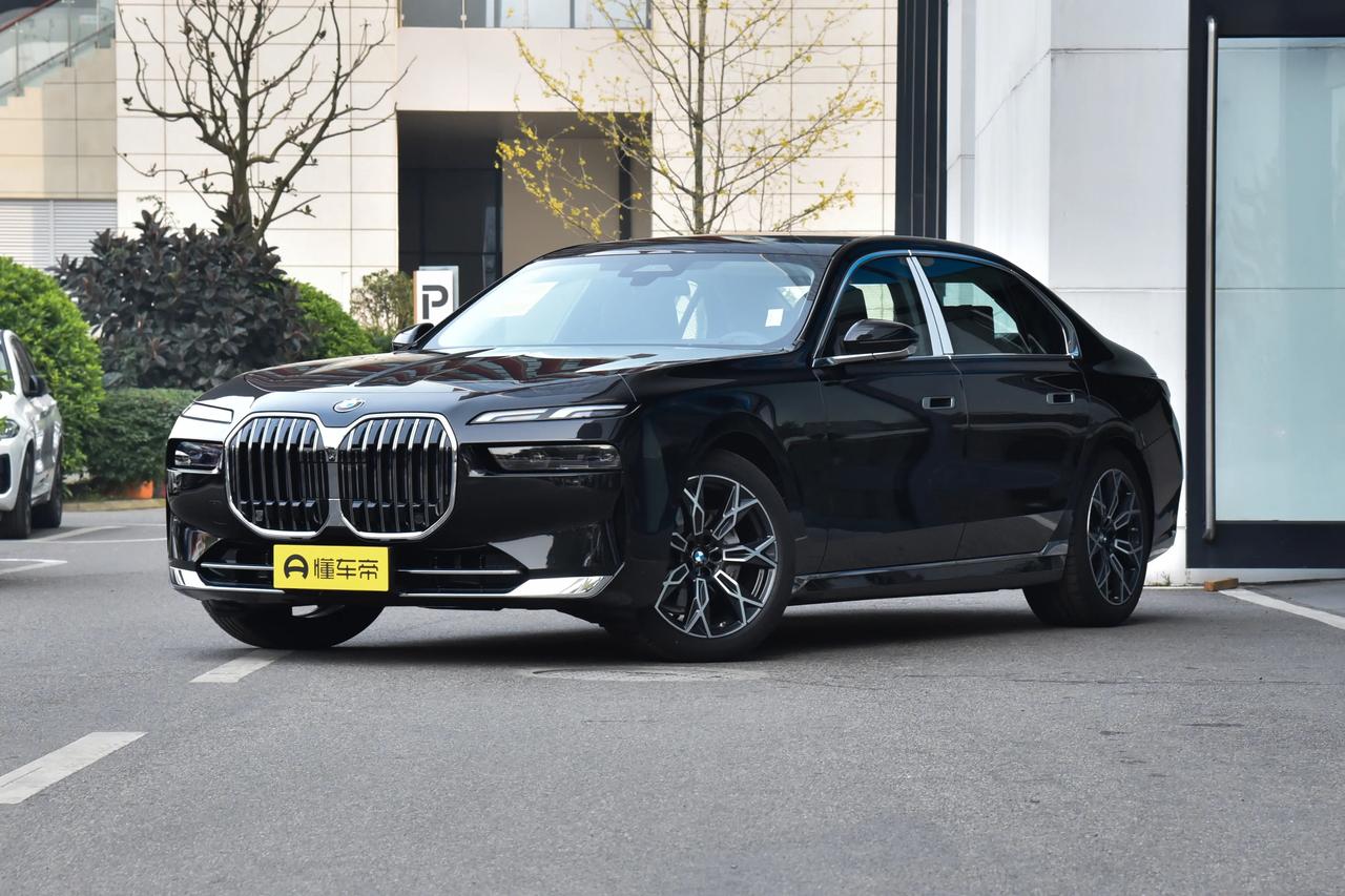 近期打算入手豪华旗舰轿车，便趁着空闲去本地几家宝马4S店打探了7系的价格情况，整