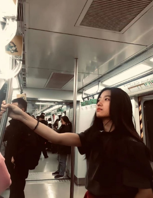 卢昱晓在英国留学的时候的照片，真的好美​​​