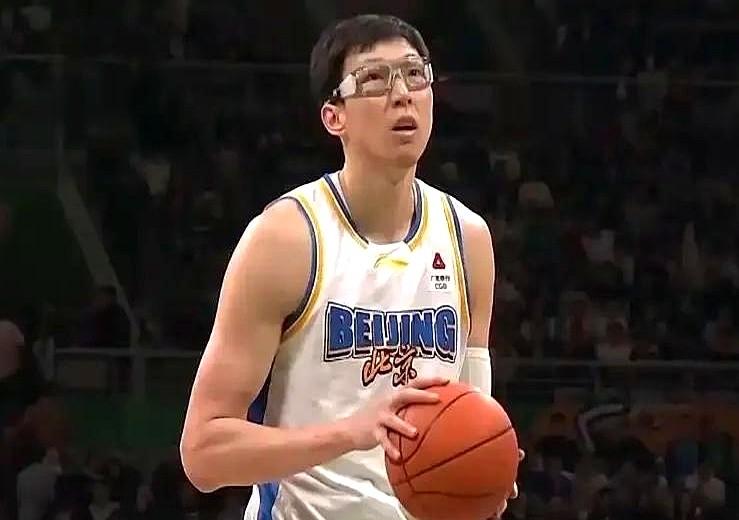 周琦这罚球，真是离谱到家了！北京男篮客场打吉林，一度领先15分，最后竟然以8
