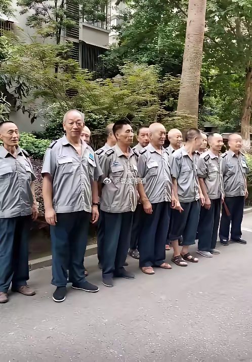 看看门卫的保安站姿就知道小区高低水平了一个回迁楼，一个别墅区