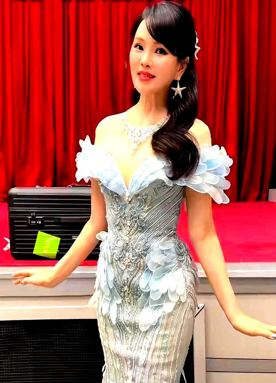 秦昊脸红了：对快60的伊能静，是生理性的馋。迪拜泳池里湿着身子，腰线紧得不