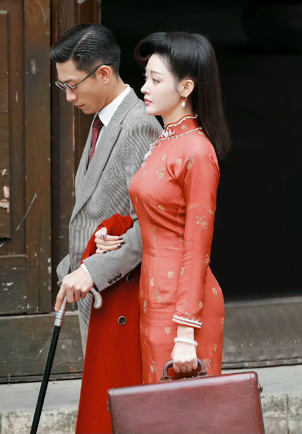 张天爱旗袍美人张天爱旗袍造型美出新高度🤩，一身旗袍上身，她的好身材被勾勒得恰