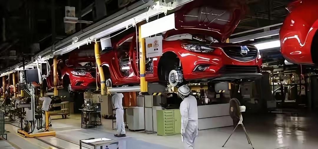 日本经济的命门，顶梁柱，基本盘是汽车工业。汽车工业就是日本的心脏。汽车不