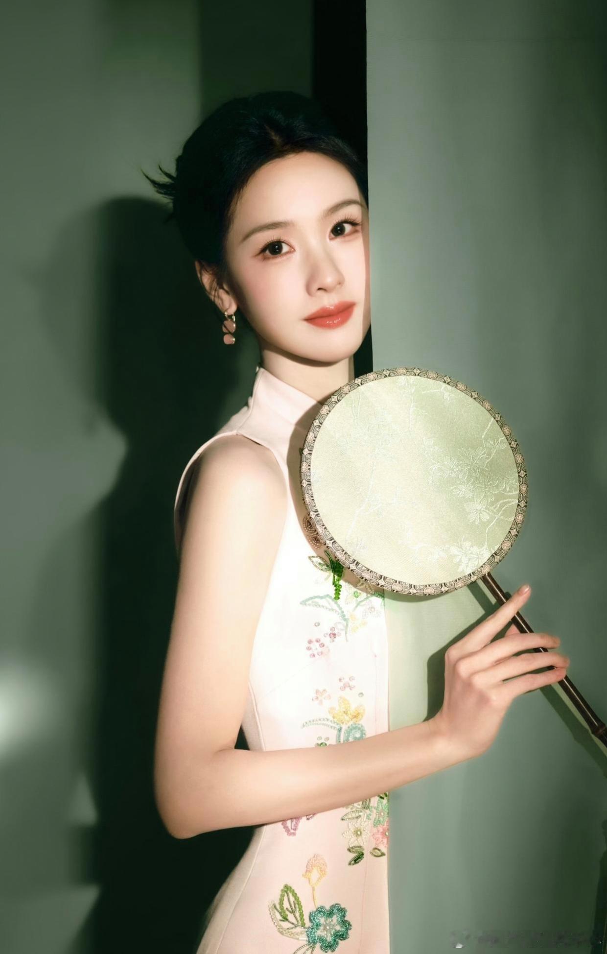 1.有消息称关晓彤已经彻底走出上一段恋情，如今愿意接受家里安排的相亲，尝试接触