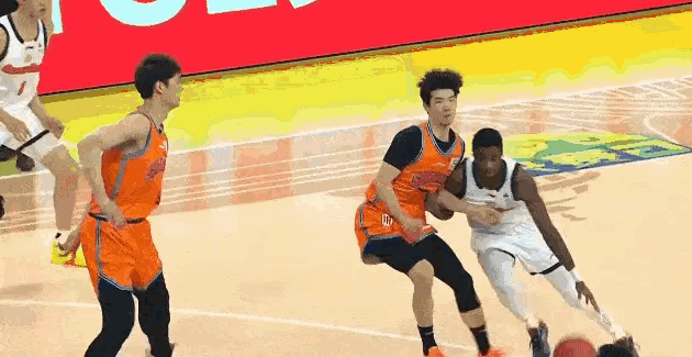 萨姆纳还真是拼命啊，这外援的竞技态度是真的好，要的就是这样的人。上海男篮vs广东