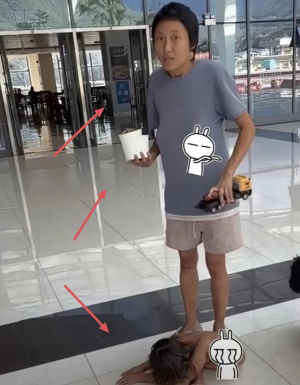 这个野人小孩的妈妈处处透露着不对劲！一，那“野人小孩”的妈，看着疯疯傻傻