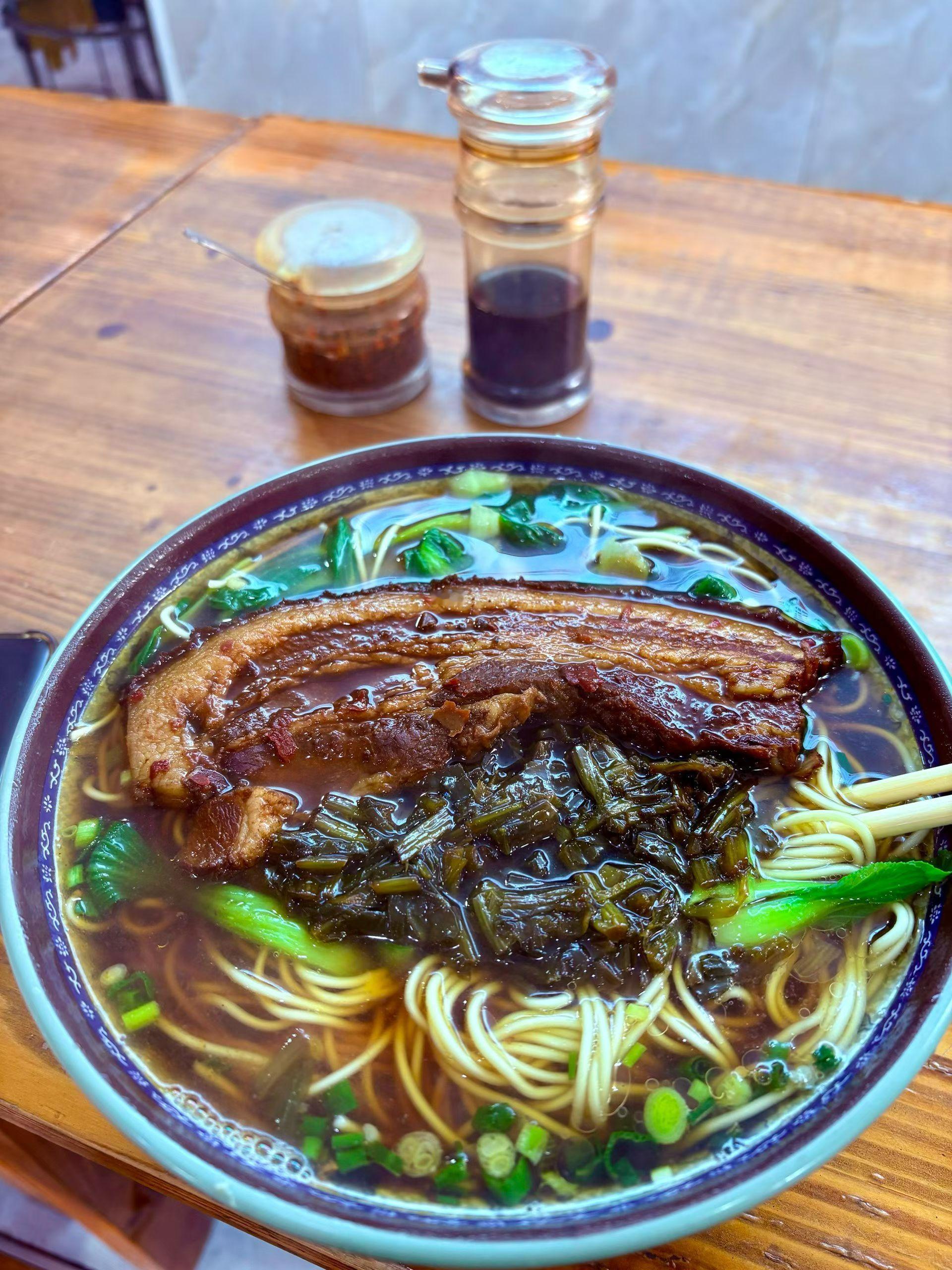 这会吃了碗大肉面也不知道算中饭还是晚饭