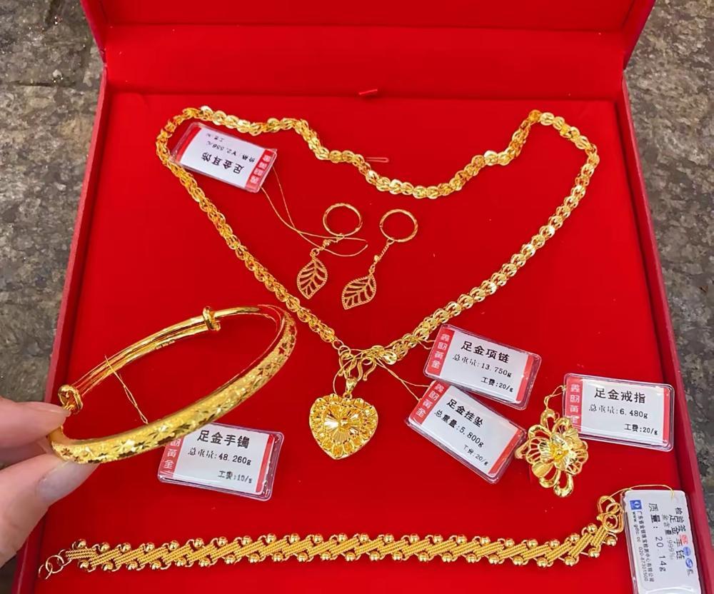 这是当年结婚时，婆婆给我买的金首饰，她一口咬定是新买的，我看着却像几十年前就存下