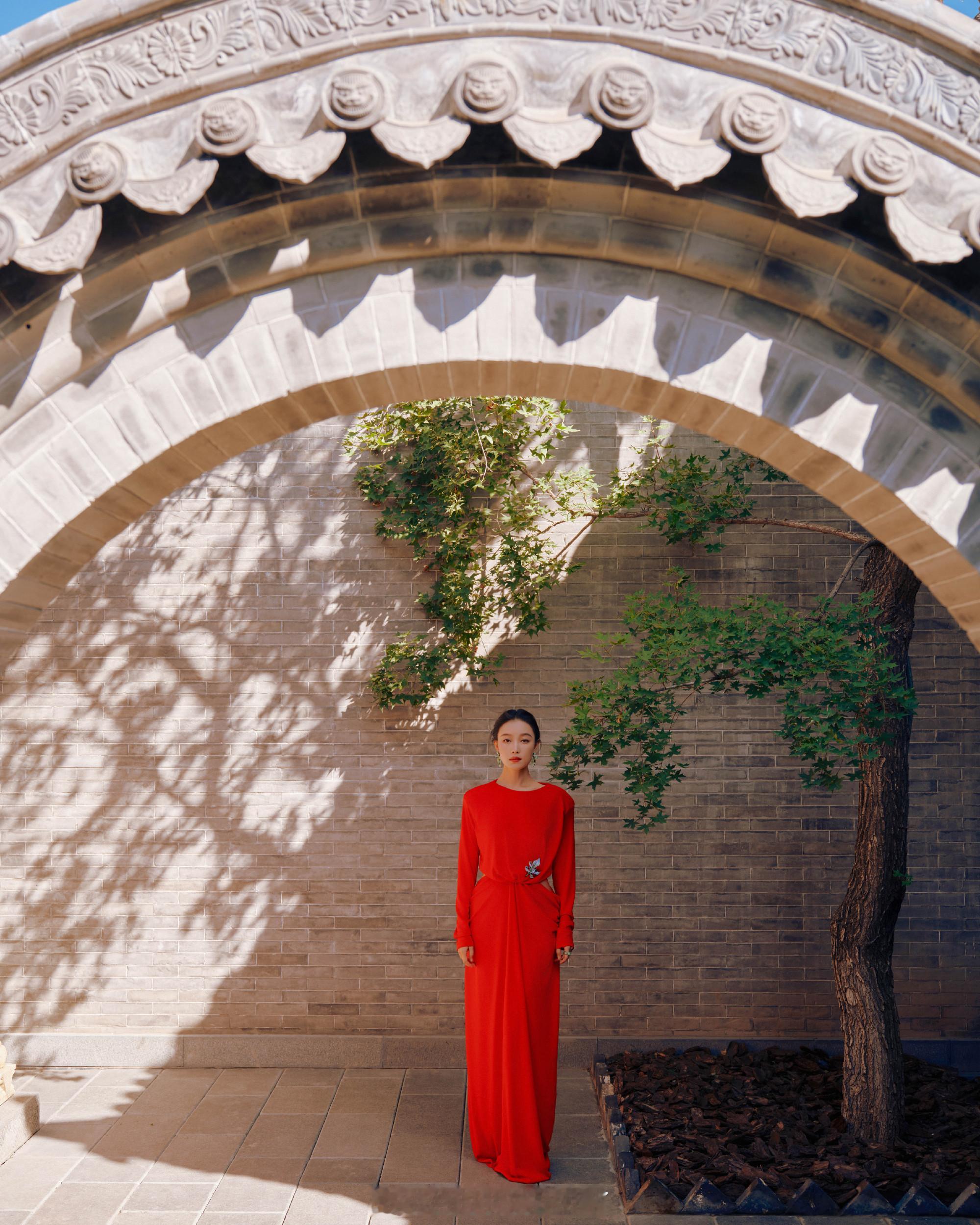倪妮红裙配古韵庭院，倪妮往那一站明艳气场全开，慵懒又带着些许锐利，把