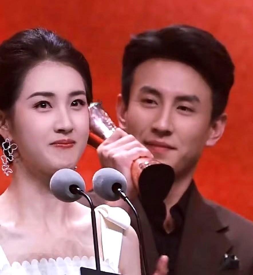 我直接原地蹦三米高！刘萧旭郭宇欣的二搭居然真的要来了！现在网上都吵疯了，有人