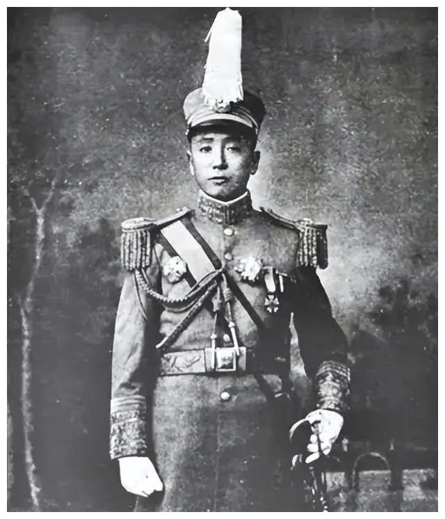 1911年，在奉天的新旧将领会议上，中路巡防营统领张作霖见新军这边各镇统制、协统