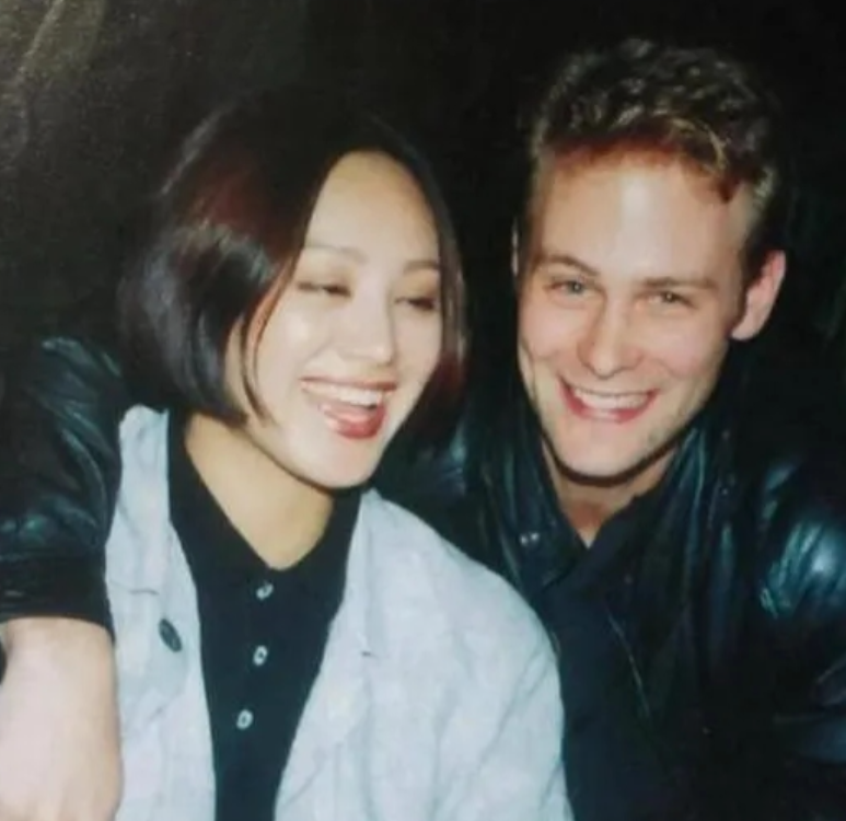 1997年，25岁的宁静嫁给美国演员保罗，第一次见公婆时，婆婆说：“我们家有50