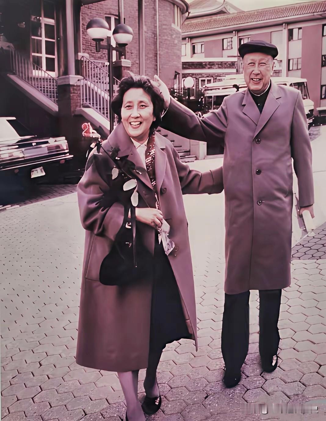 1987年，德国的街头，这张温柔的照片定格了钱学森与蒋英相伴半生的浪漫。他们身着
