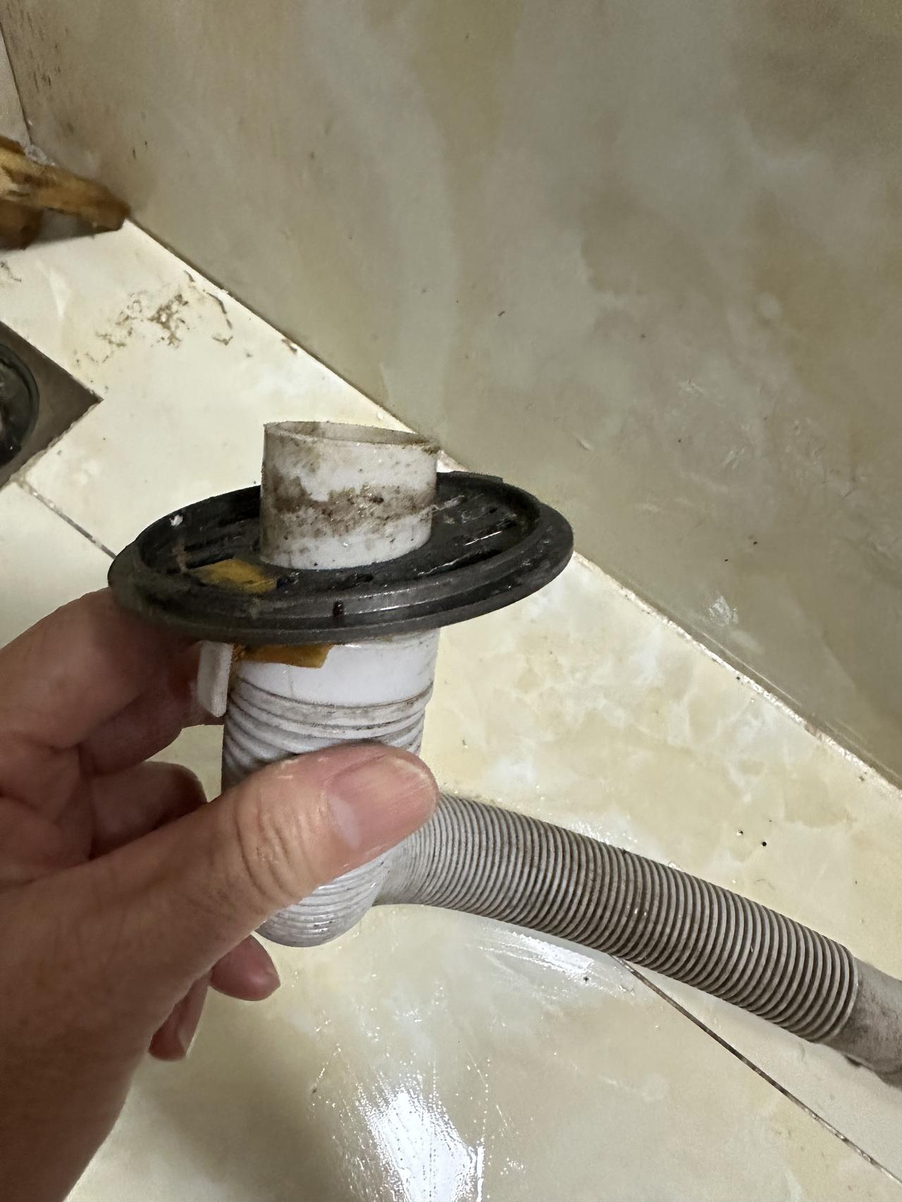 家里厨房漏水，三拨做防水的人上门都提出灌胶，3600元一小时搞定不漏水。我虽然有