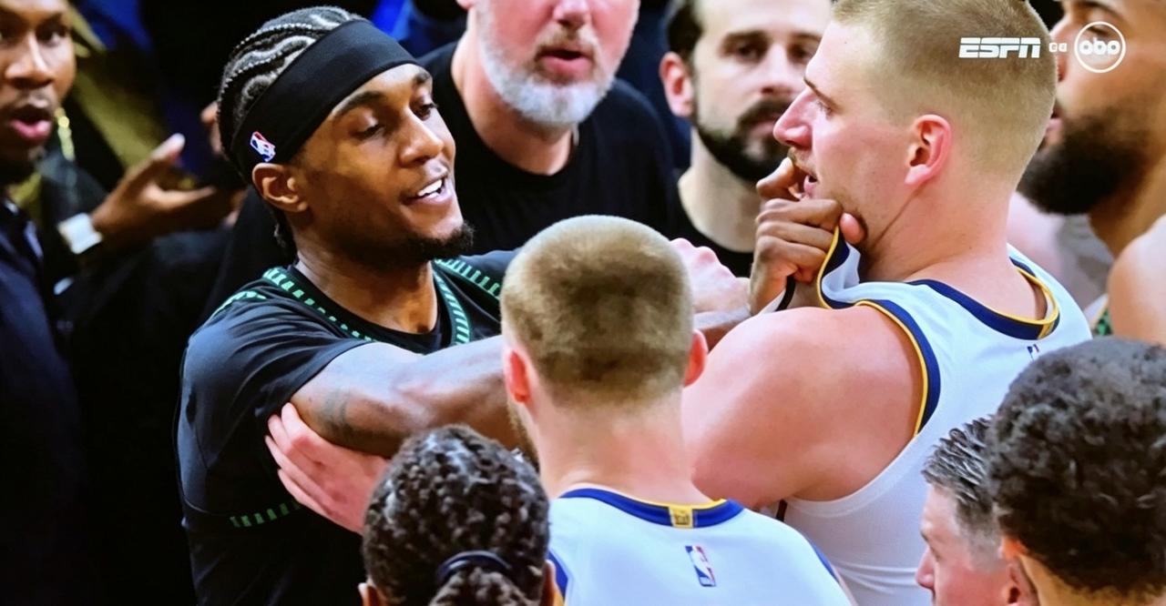 所谓的最后时刻领先的球队不能进攻，进攻了就是对对手不尊重，这样的“约定俗成”早该