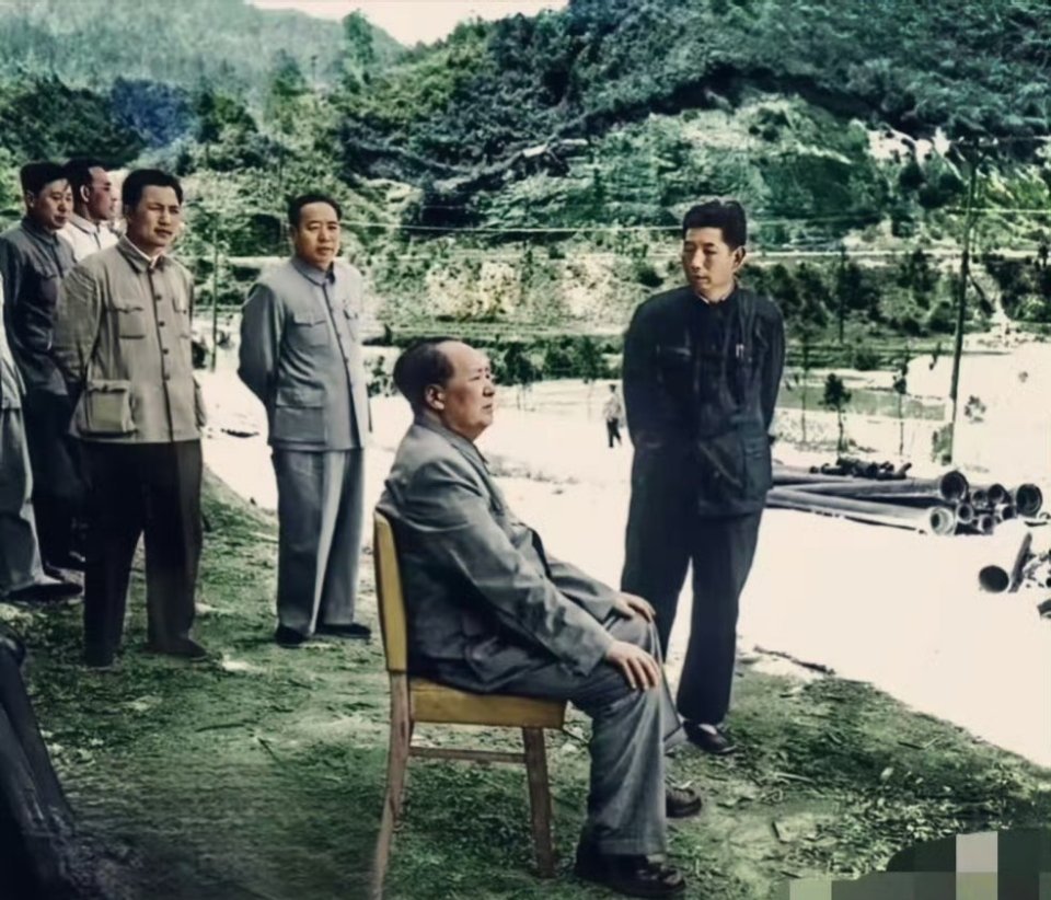 1965年5月毛主席重上井冈山，他对随行的同志们说：社会主义搞不好，就会走到邪路