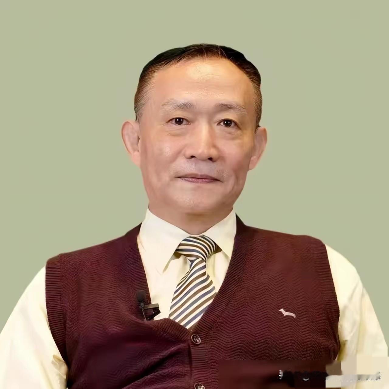 卢麒元这次是真急了。他站出来，指着一些人的鼻子吼：“有些人喝了两天洋墨水，