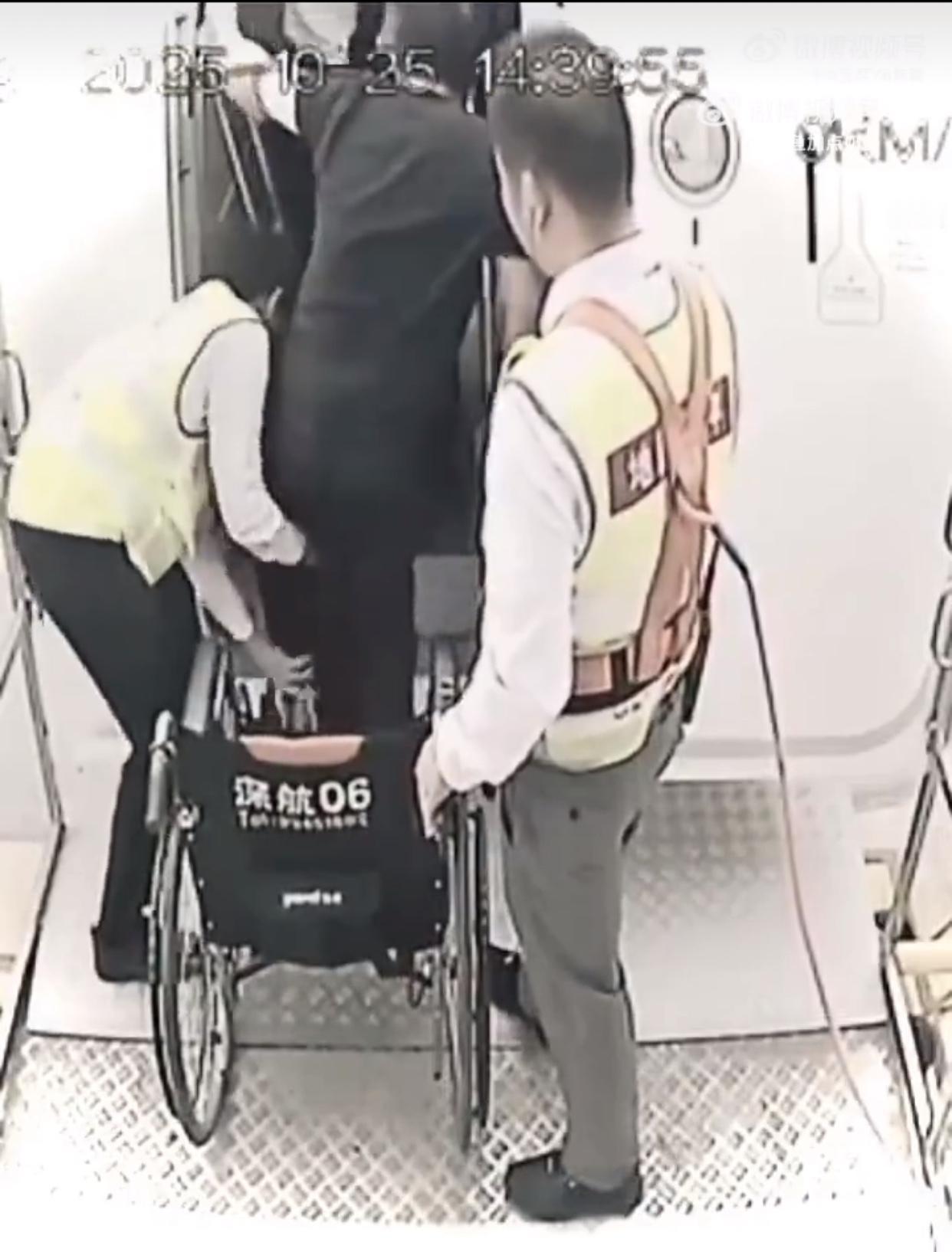 感觉被带节奏了！看了深圳机场公布出来的监控，和之前自己脑补的“连滚带爬”、“冷