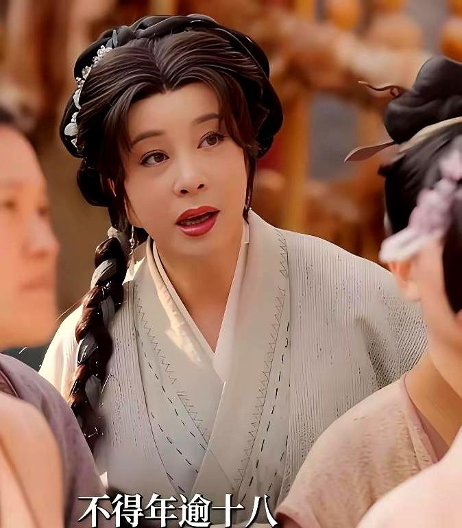 “75岁还在演戏，是不是缺钱了？”面对这种声音，刘晓庆的回应很直接：不是我需