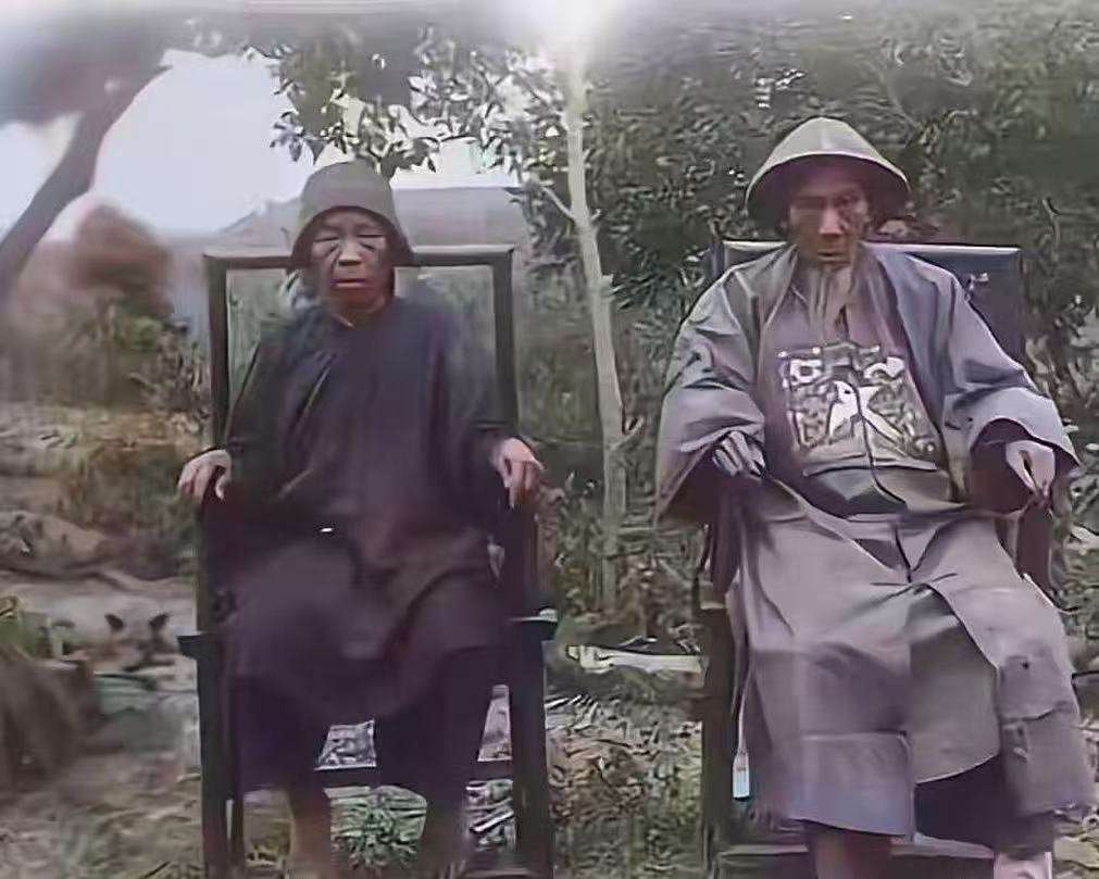 这是当年清朝时期的县长和太太，看着他们的生活够艰难了，！