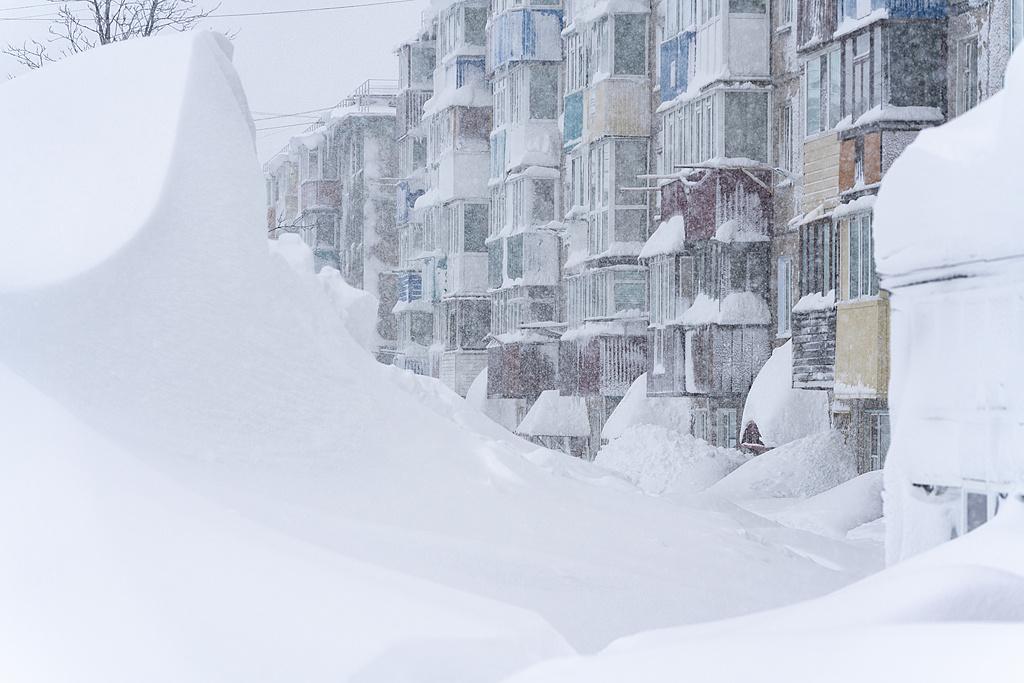 俄罗斯堪察加半岛这波暴雪也太恐怖了！堪称146年一遇的“雪灾暴击”。积雪堆到