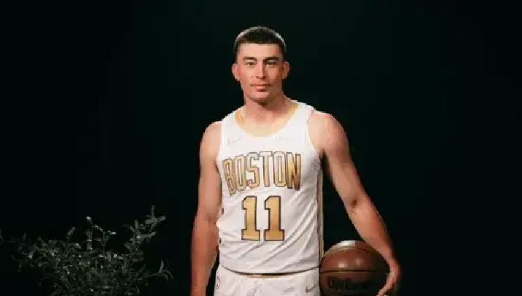 你看吧。哪是什么篮球。分明是牌桌上最精的算计。绿军把普理查德摆上货架，要的