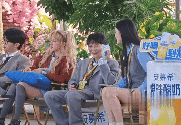 孟子义在娱乐圈绝对吃不了亏，她不像迪丽热巴，穿了短裙怕走光就一直忍着，孟子义有需