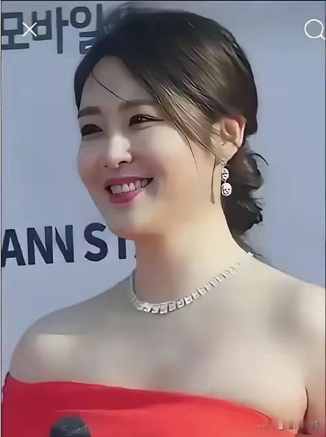 韩国足协首位女主播出身高管申雅英，39岁哈佛毕业精通3门外语，引咎辞职时却把责任