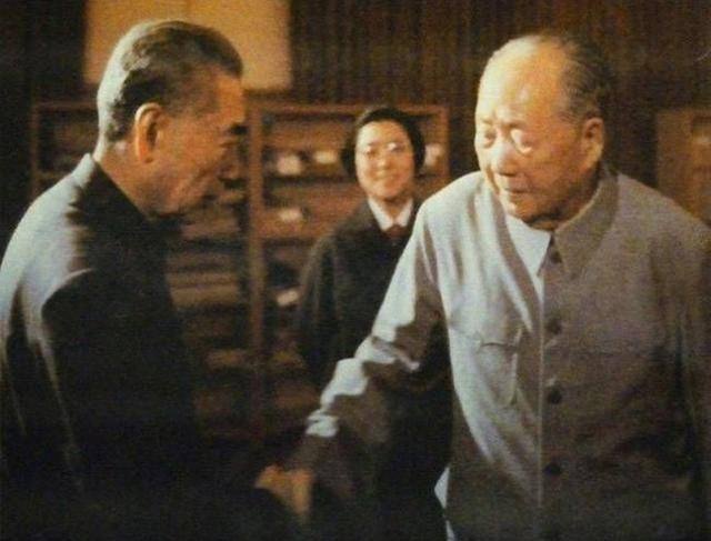 1965年10月，毛主席与周总理进行了一场，仅有两人参与的绝密谈话，谈话内容直到