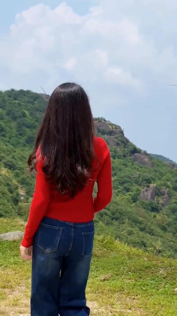 红衣倚山立，绿意满眼生。